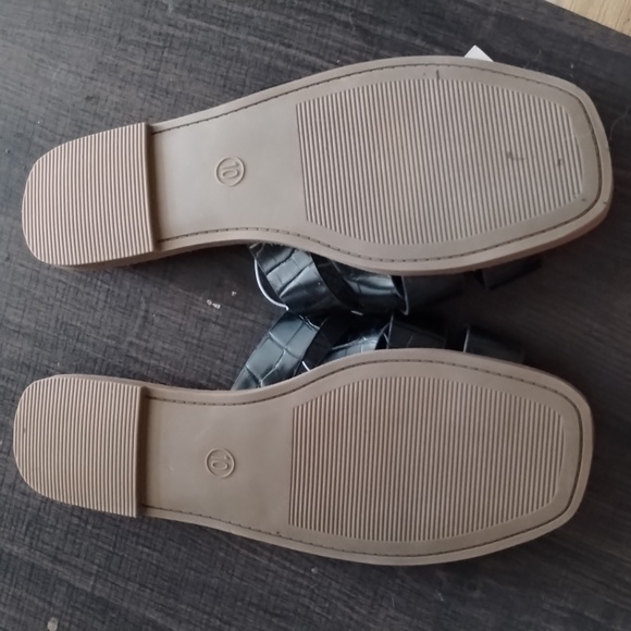Universal Thread sandals size 10 - Picture 4 of 5